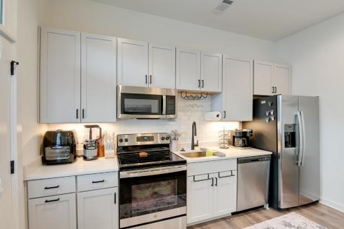 Modern Nashville Condo in WeHo Art Community! in Nashville, USA