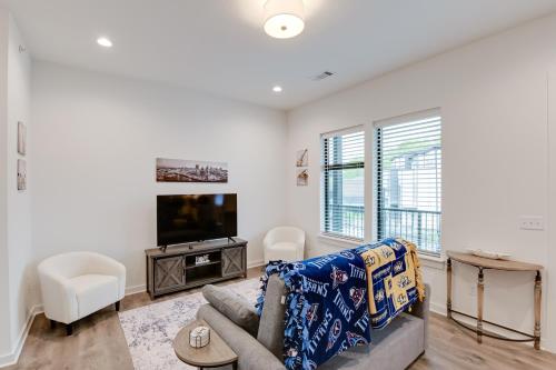 Modern Nashville Condo in WeHo Art Community! in Nashville, USA