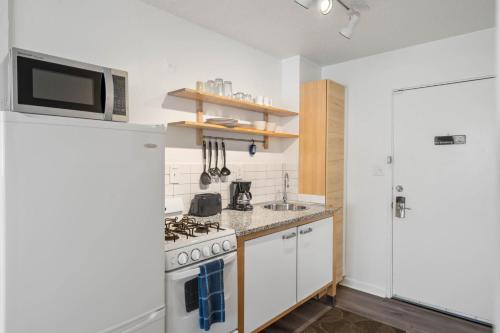 Kitchen, Studios On 25th by BCA Furnished Apartments near Atlanta Amtrak Station
