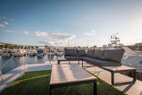 Hausboot Püntenel - stationär - Traumhafte Ferienwohnung AUF dem Wasser