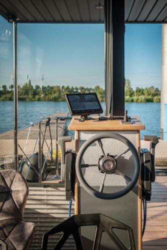 Hausboot Püntenel - stationär - Traumhafte Ferienwohnung AUF dem Wasser