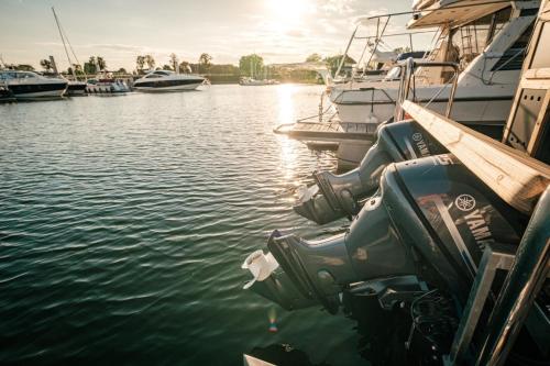 Hausboot Püntenel - stationär - Traumhafte Ferienwohnung AUF dem Wasser