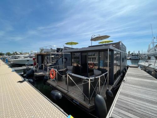 Hausboot Püntenel - stationär - Traumhafte Ferienwohnung AUF dem Wasser