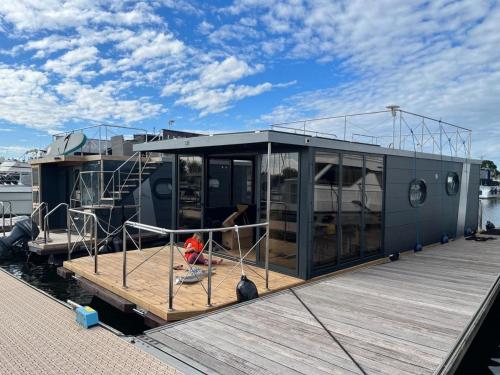 Hausboot Püntenel - stationär - Traumhafte Ferienwohnung AUF dem Wasser