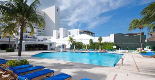 Vacation getaway with beach access & balcony, Cancun