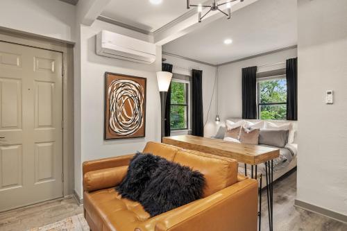 Apt on Town Square - Ultimate DT Fay Location Apt on Town Square - Ultimate DT Fay Location