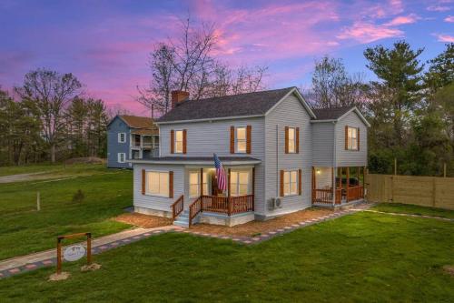 Pondview 4BR Cabin-Walk to Caverns, Hot Tub, Wi-Fi in Luray, USA