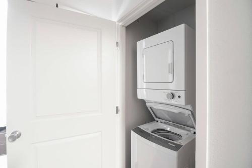 Spacious 2BR Apt in the Heart of Greeley with Pool in Greeley, USA