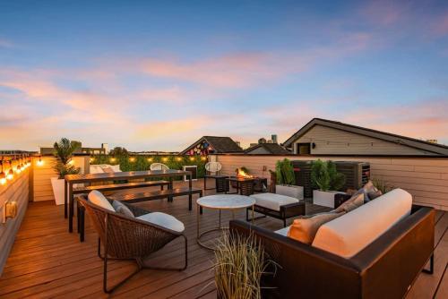 Luxury Townhouse + Rooftop Deck + 1 1 mi Downtown