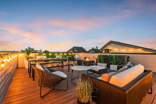 Luxury Townhouse with Rooftop Deck Less than 10 mins to Downtown – khách sạn tại Germantown