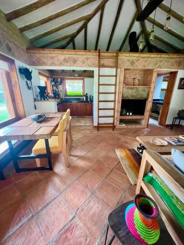 Hermosa cabana campestre con piscina y lago in Sabana