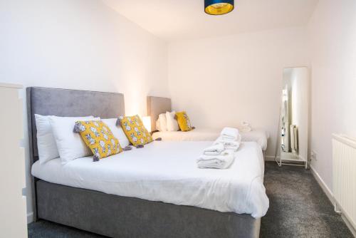 2 bedrooms, 4 beds