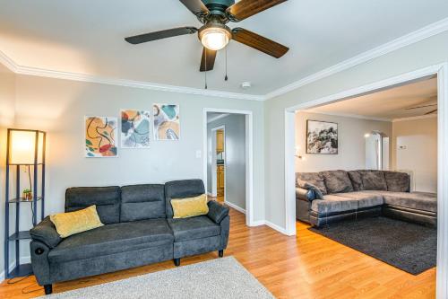 Modern Nashville Vacation Home about 3 Mi to Downtown! in Nashville, USA