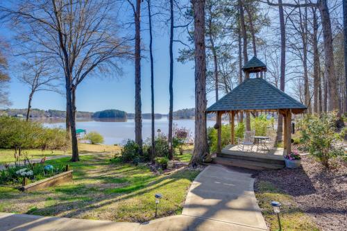 Lakefront Lake Oconee Home Boat Dock and Hot Tub in Eatonton , USA
