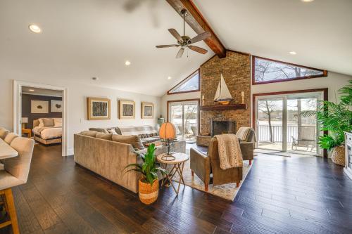 Lakefront Lake Oconee Home Boat Dock and Hot Tub in Eatonton , USA