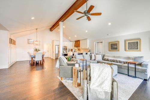 Lakefront Lake Oconee Home Boat Dock and Hot Tub in Eatonton , USA
