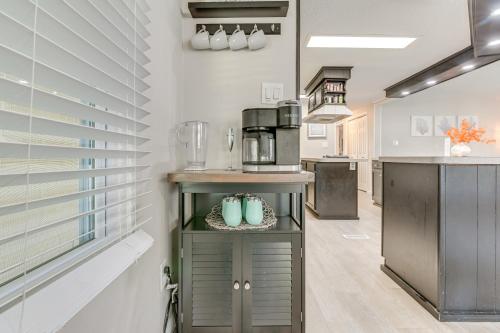 La Bella Vita Home Less Than 1 Mi to Surfside Beach - image 7