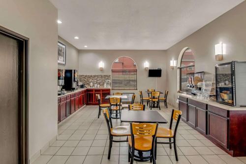 Rodeway Inn - image 6