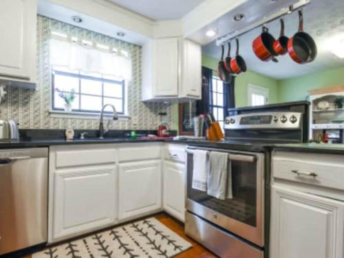 The Glory Glory Doghouse Main House Huge Yard - image 10