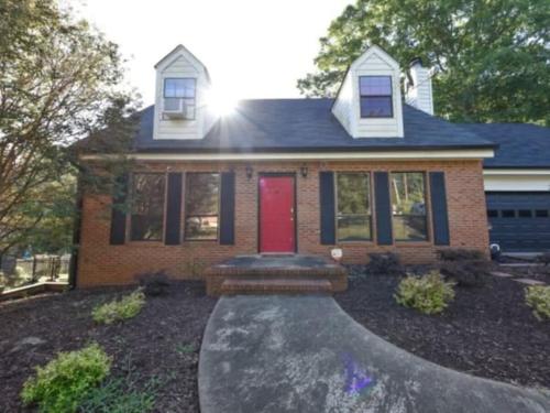The Glory Glory Doghouse Main House Huge Yard - image 9