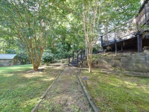 The Glory Glory Doghouse Main House Huge Yard - image 12