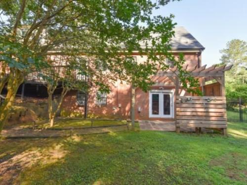 The Glory Glory Doghouse Main House Huge Yard - main image