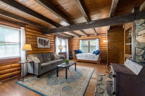 Campbell Log Cabin! Historic Charm Modern Luxury - main image