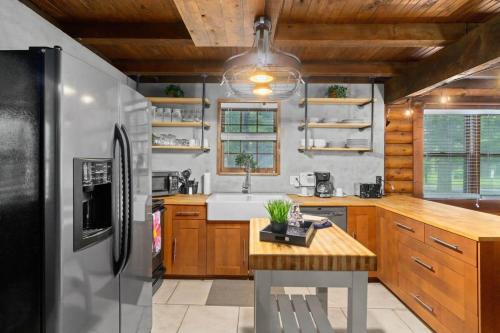 Campbell Log Cabin! Historic Charm, Modern Luxury in Clarksville, USA