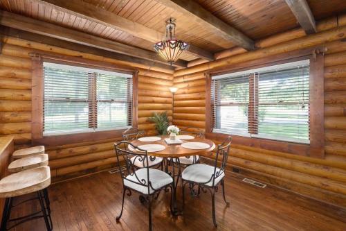 Campbell Log Cabin! Historic Charm, Modern Luxury in Clarksville, USA