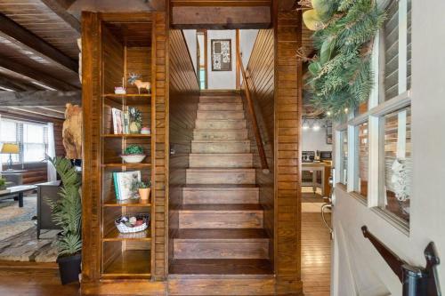 Campbell Log Cabin! Historic Charm Modern Luxury - image 6