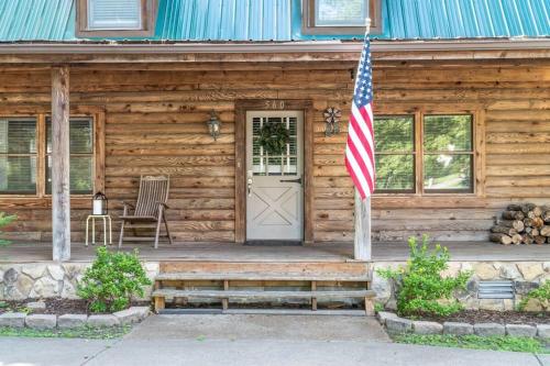Campbell Log Cabin! Historic Charm, Modern Luxury in Clarksville, USA