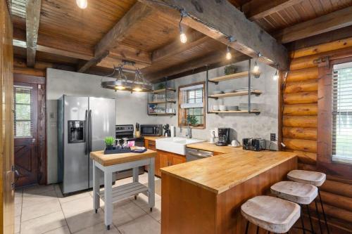 Campbell Log Cabin! Historic Charm, Modern Luxury in Clarksville, USA