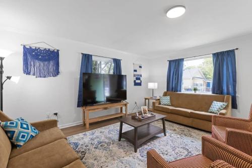 Elegant in Noir- Midcentury Modern Vibes in Chattanooga, USA
