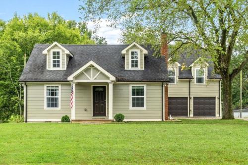 The Sage Farmhouse Big Yard Patio RV Parking - image 12
