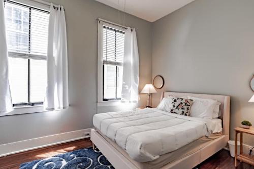 Mins from Downtown & Dining, Dauphin Darling 2 in Waterfront/beach