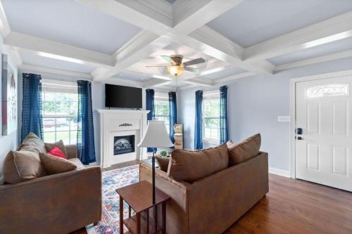 The Sage Farmhouse Big Yard Patio RV Parking in Clarksville, USA