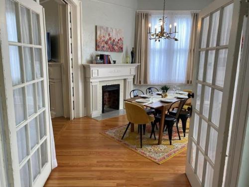 Dauphin District Darling #1-Downtown, Restaurants in Waterfront/beach