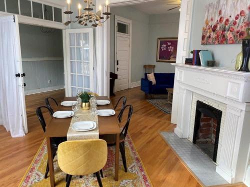 Dauphin District Darling #1-Downtown, Restaurants in Waterfront/beach