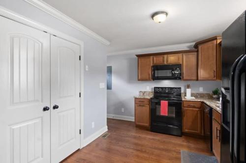 Farmhouse with Carriage House-Campbell Downtown - image 9