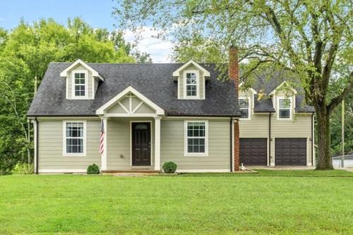 Farmhouse with Carriage House-Campbell Downtown - image 10