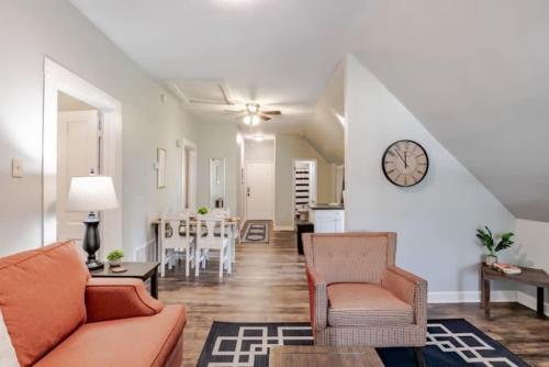 Dauphin District Darling #3-Downtown, Restaurants in Waterfront/beach