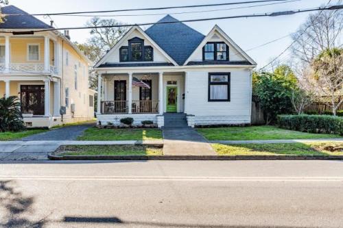 Dauphin District Darling #4 Downtown, Dining in Orange Beach (AL)