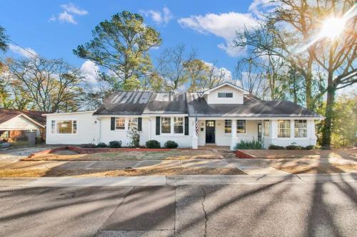 Ping-Pong & Huge Yard Central- Fayetteville Pearl in Fayetteville, USA