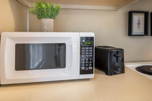 Midtown Magic- Back Unit- 10mins to Downtown