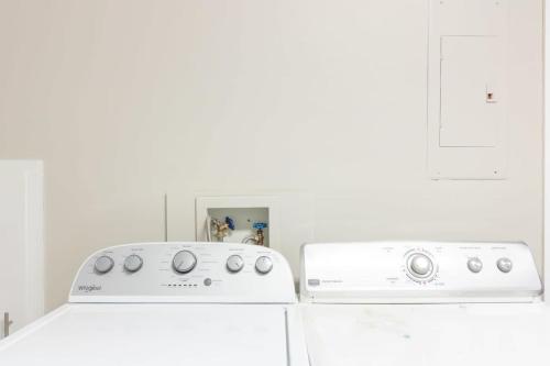 Wrap-Around Porch Uptown Stay-Pets Welcome! - image 9