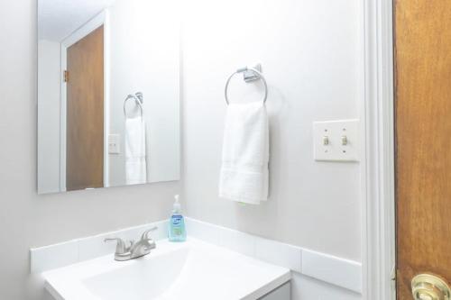 Wrap-Around Porch Uptown Stay-Pets Welcome! - image 2