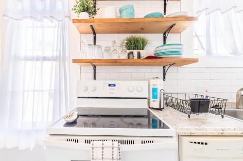 Heart of Downtown Craftsman Walk to Shops Dining - image 2