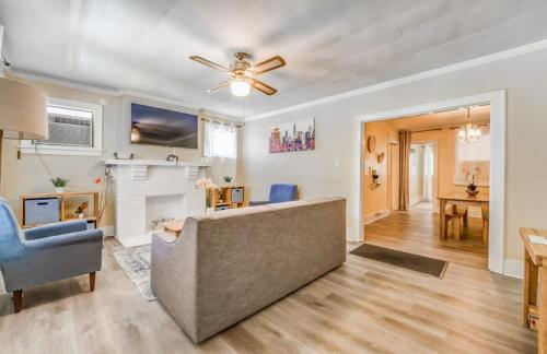 Near Shopping & Dining- Magic in Midtown- Unit A