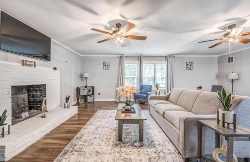Mins to Airport & Dining- Wonderful in Whitehaven in Memphis, USA