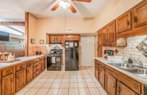 Mins to Graceland & Airport- Whitehaven Hideaway in Memphis, USA